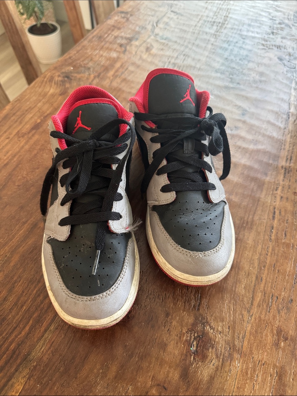 Jordan Kids Low-Top Sneakers in Black, Gray & Red